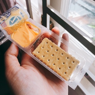 Bánh ritz chấm phomai