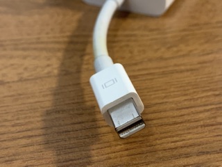 Cáp chuyển đổi từ cổng Thunderbolt( hoặc mini displayport) ra VGA