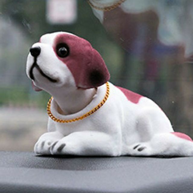 Chó lắc lư trên xe hơi - chó Bernard