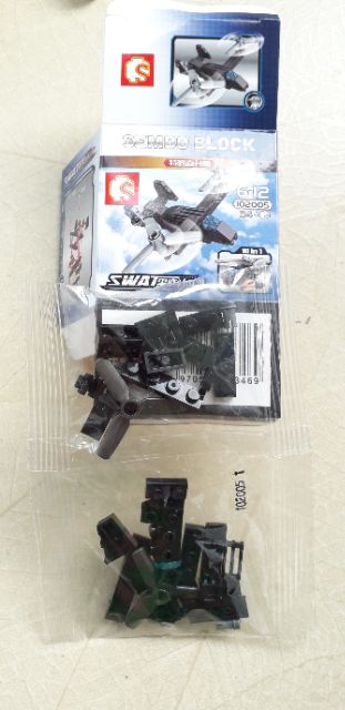 Lắp ráp 1 hộp LegoSWat xe máy bay 1020 có nhiều chi tiết bằng nhựa ABS