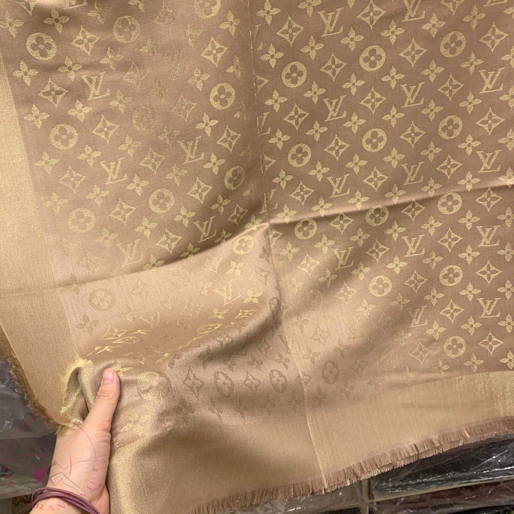 Khăn Choàng Lụa Vuông Be Nhũ Vàng Lv siêu cấp 1.4m