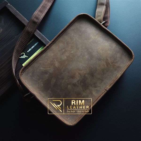 Túi đeo chéo dáng ngang. Bảo hành 2 năm