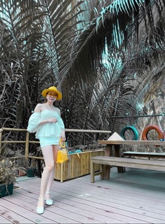 Áo trễ vai xếp ly ngực