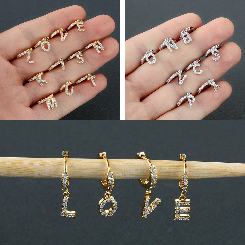 Khuyên tai nữ hình tròn mặt hình 26 chữ cái