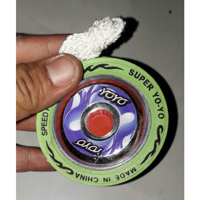 Một con quay s_Yo_Yo_s bằng nhựa và kim loại