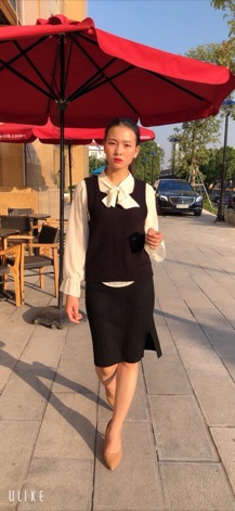 Bộ gile + chân váy + sơ mi trắng