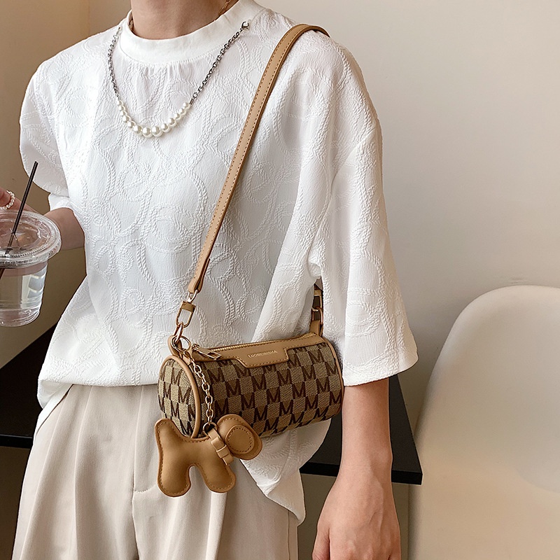 Túi xách nữ thời trang Quảng Châu đeo vai đeo chéo dáng trống dài độc lạ kèm móc khoá hình cún Bag Ami