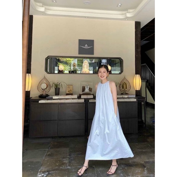 Đầm suông dáng rộng, cổ tròn xếp li cách điệu, cài nút sau cổ