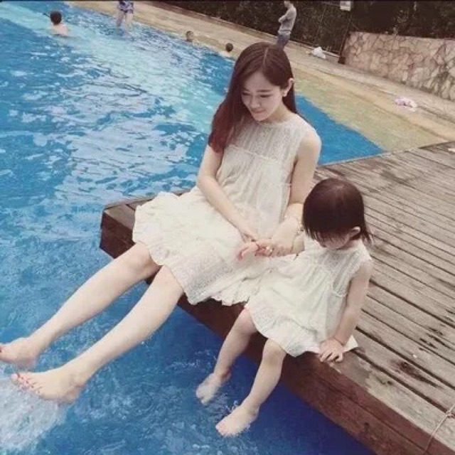 SET VÁY ĐÔI MẸ - CON GÁI REN TRẮNG CHỮ A