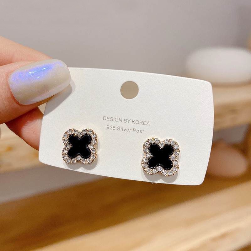 Khuyên Tai Cỏ 4 Lá Đen Viền Đá Siêu Hot Cbld301