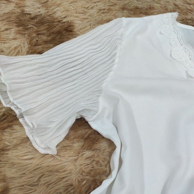 Áo trắng kiểu phối tay voan xốp