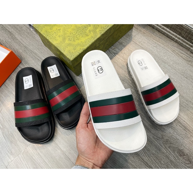 Ảnh tay chụp dép SALE shock