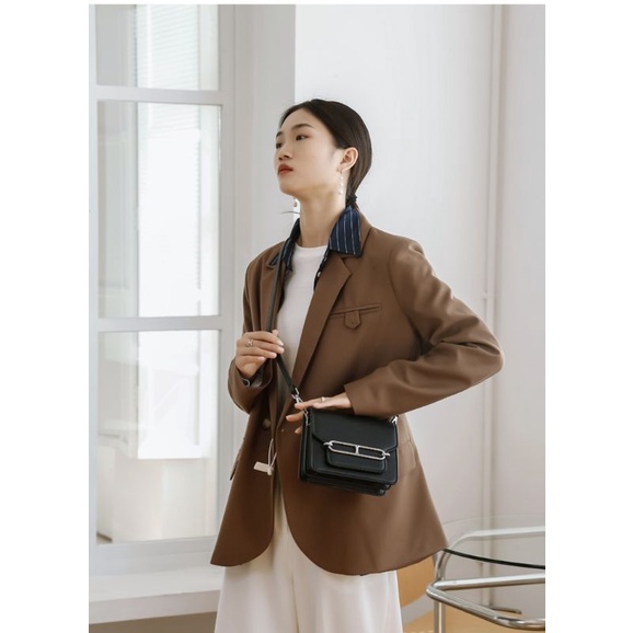 Túi đeo chéo nữ thời trang có 2 màu: Đen và nâu
