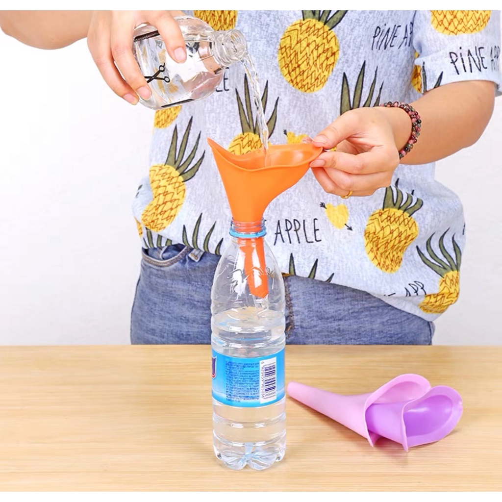 Phễu hỗ trợ đi vệ sinh đứng cho nữ nhỏ gọn tiện lợi
