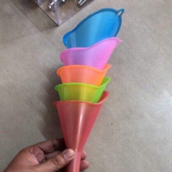 Phễu đổ dầu dài nhựa châu hưng dày dặn bền 25cm