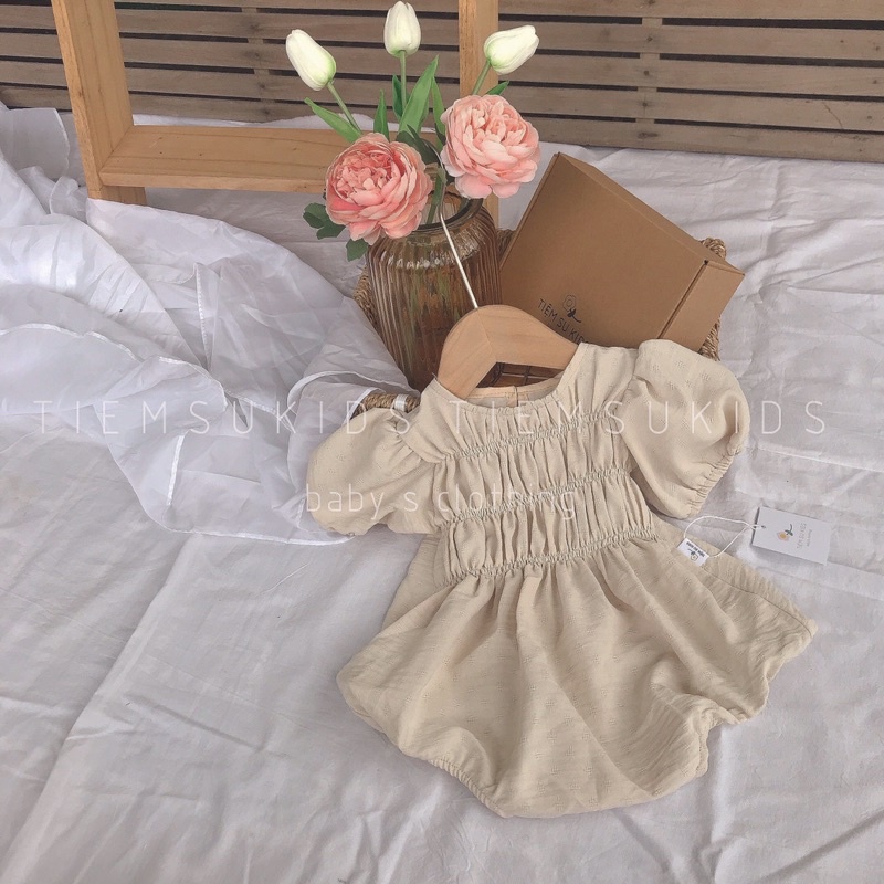 HÀNG THIẾT KẾ - Bộ đồ liền thân cài đũng nhún ngực tay vai bồng màu be kèm tuban cho bé