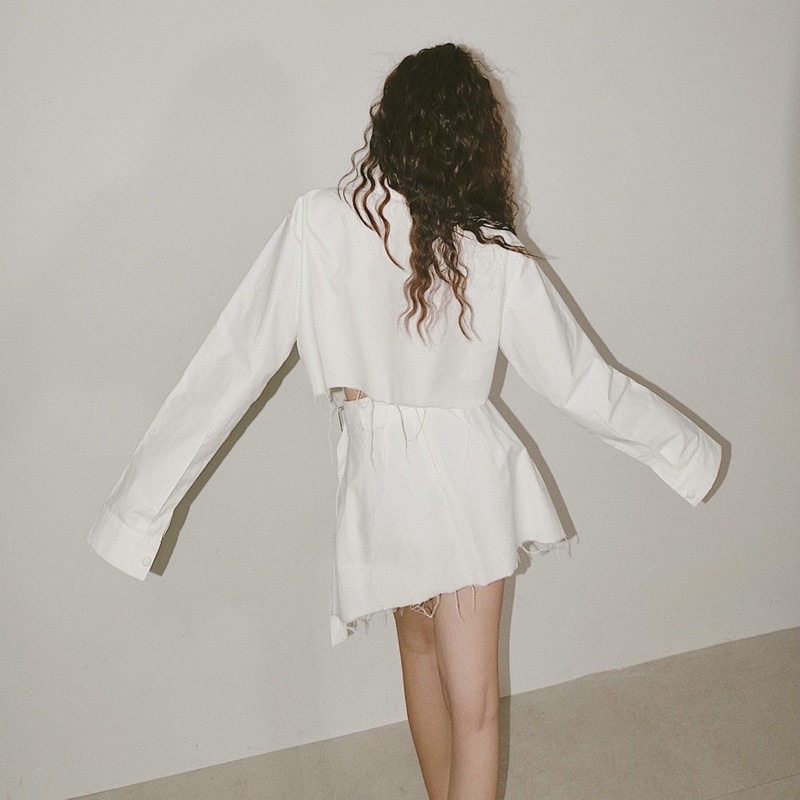 Bộ áo sơ mi croptop và chân váy ngắn kèm thắt lưng INTO.EIGHT thiết kế