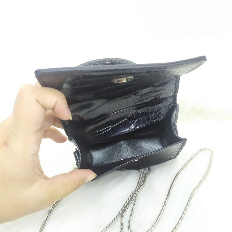 Túi mimi chất da bóng màu đen có dây xích mảnh đeo chéo