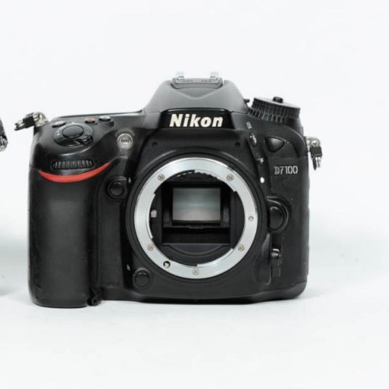 Body máy ảnh Nikon D7000, 39 điểm lấy nét, 6 hình/s, 2 thẻ nhớ lưu trữ