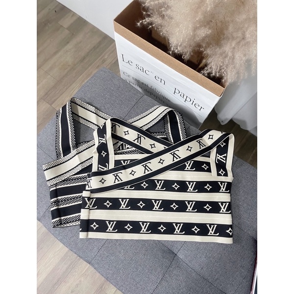 Áo kiểu hoạ tiết độc lạ