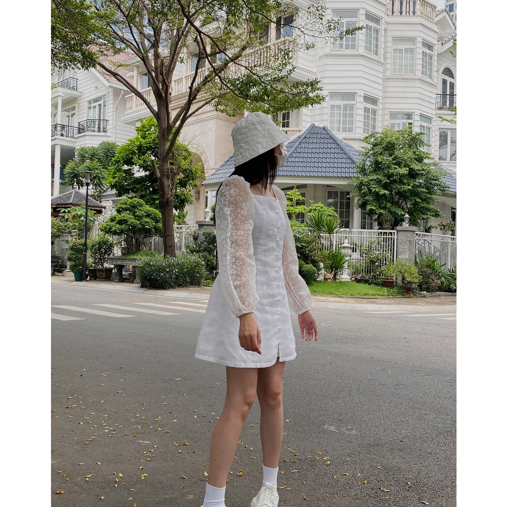 Đầm trắng tay bồng nút ngọc trai