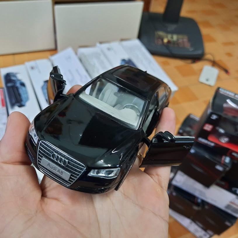 Mô hình xe ô tô Audi A8 tỉ lệ 1:32 xe mô hình bằng kim loại có âm thanh và đèn mở các cửa xe