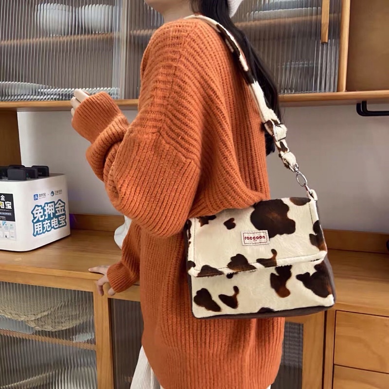 Túi đeo chéo nữ RACCOON lông nhung size 25
