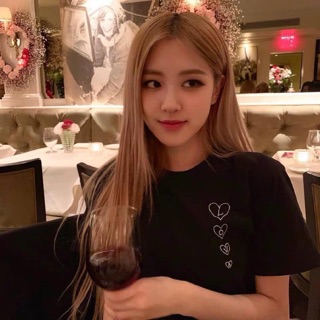 Áo thun love Rose BP mặc