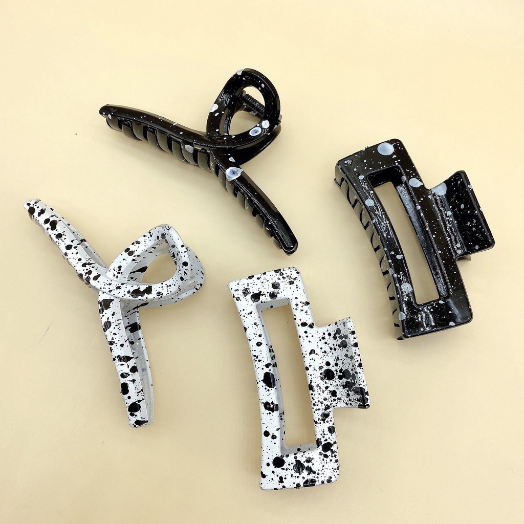 Kẹp tóc càng cua đốm trắng đen hình học hot thời trang K130