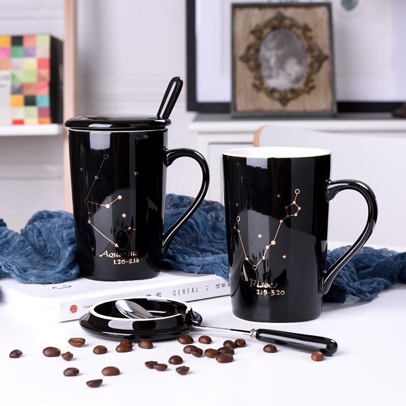 Ly sứ CUNG HOÀNG ĐẠO đen huyền bí KHẮC TÊN THEO YÊU CẦU, cốc uống nước CÓ NẮP giữ nhiệt và THÌA, 400ml, in logo Chòm Sao