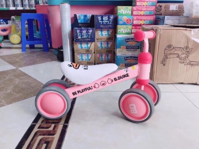 Xe chòi chân 4 bánh tự cân bằng.