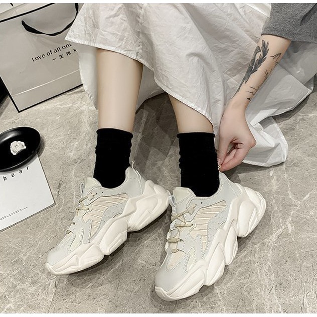 GIÀY SNEAKERS NỮ TRẮNG ĐEN. KIỂU DÁNG TRẺ TRUNG NĂNG ĐỘNG. ĐỘN ĐẾ 5CM CHIỀU CAO. | BigBuy360 - bigbuy360.vn