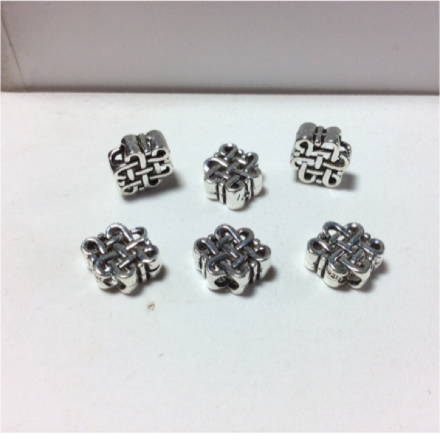 Charm bạc nút thắt cát tường