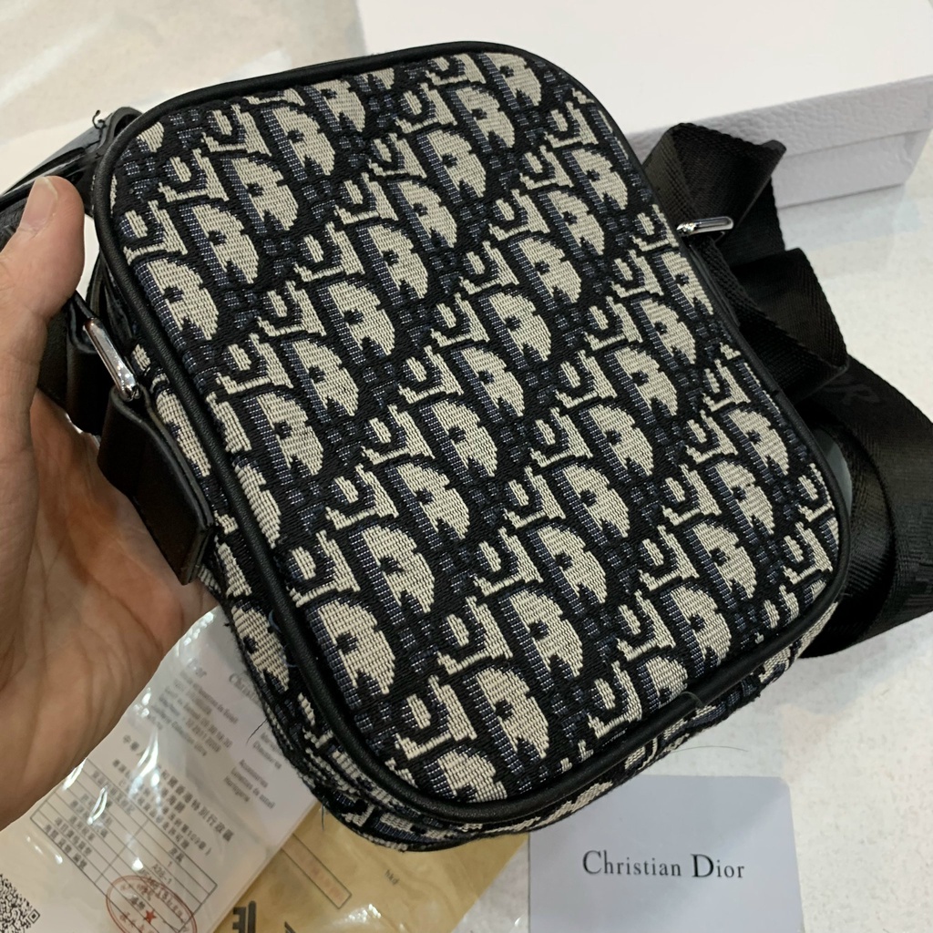 Túi Đeo Chéo DIor Nam/Nữ SPF Full Box Bill Sang Trọng Hai Màu Đen Tắng - Vân DIor Thêu Nổi, Logo Sắc Nét, Không Phai Màu