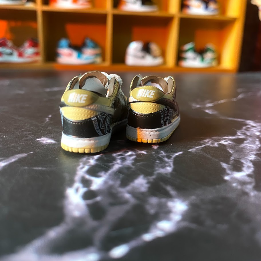 Móc khóa giày Nike SB - Dunk Low Travis Scott (tỉ lệ 1/6)