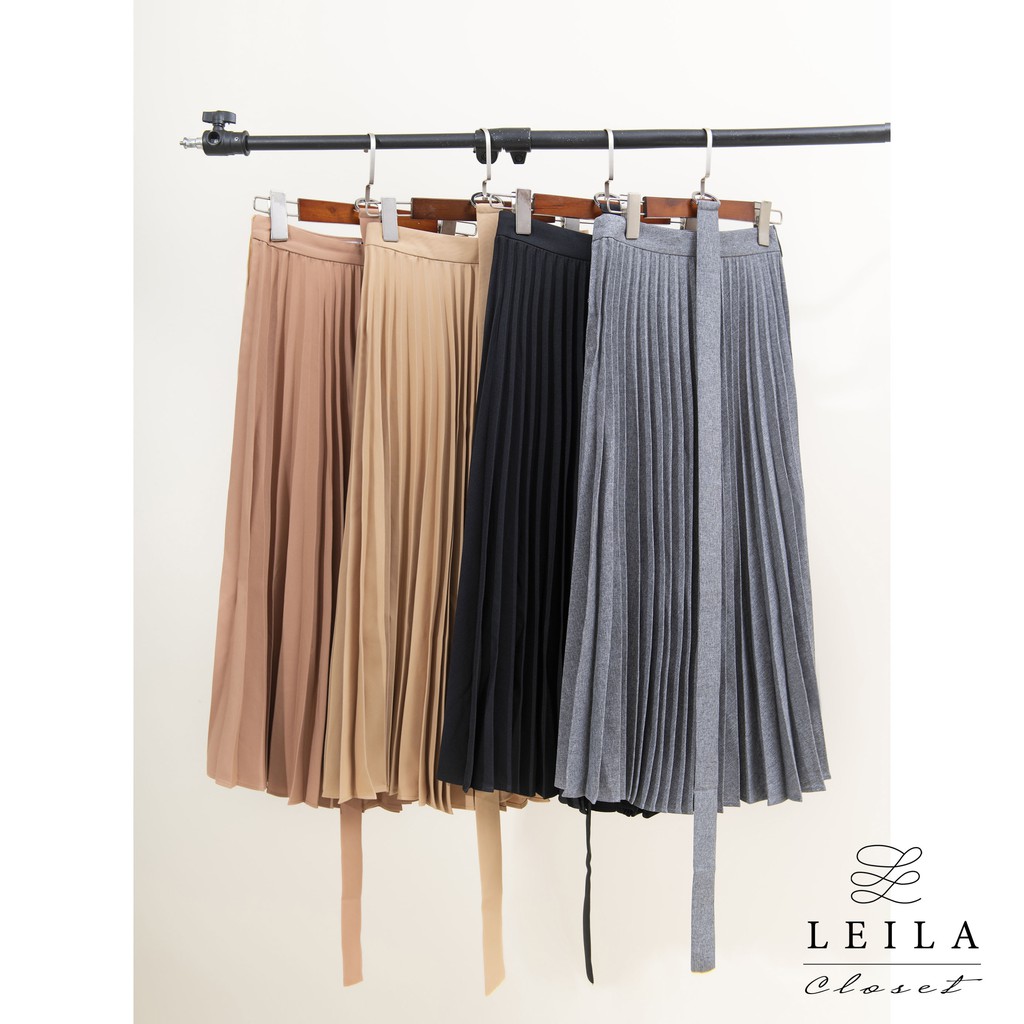 Chân váy midi dập ly Leila Closet.