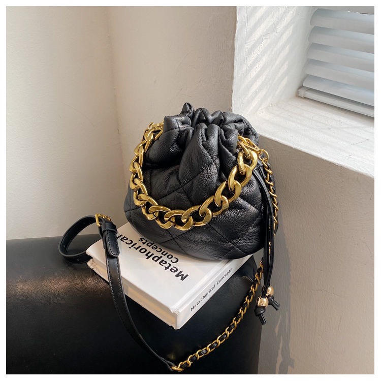 Túi xách nữ dây rút dập trám màu trơn kèm phụ kiện thời trang nữ