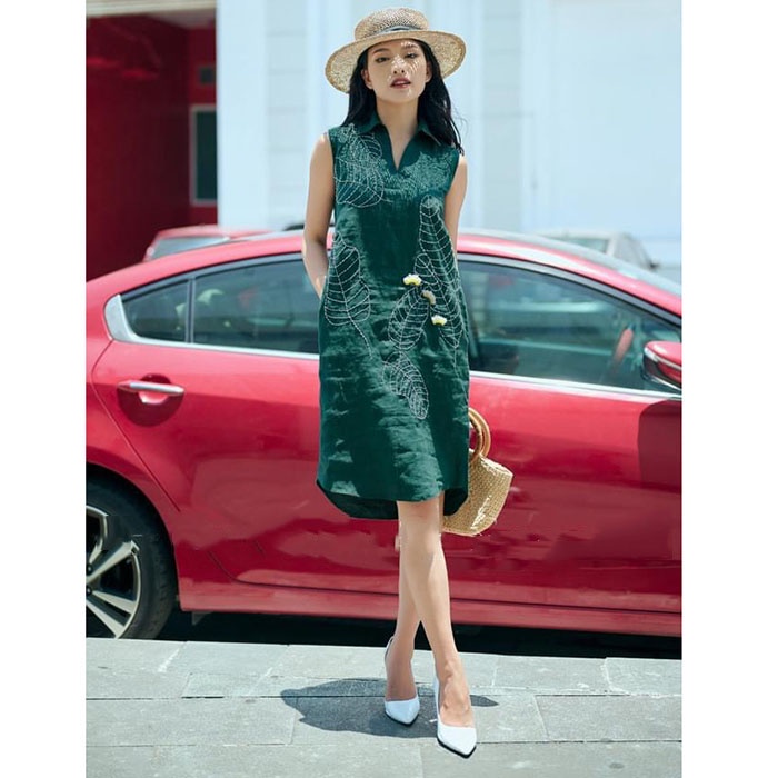 Đầm suông Linen tưng gân sát nách cổ bẻ thêu hoa trẻ trung, có 2 màu lựa chọn