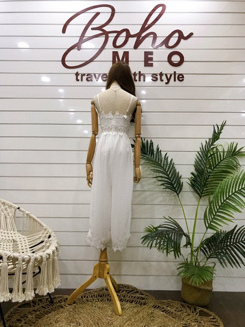 Jumpsuit dài trắng viền ren hoa eo