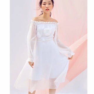 Váy trắng trễ vai