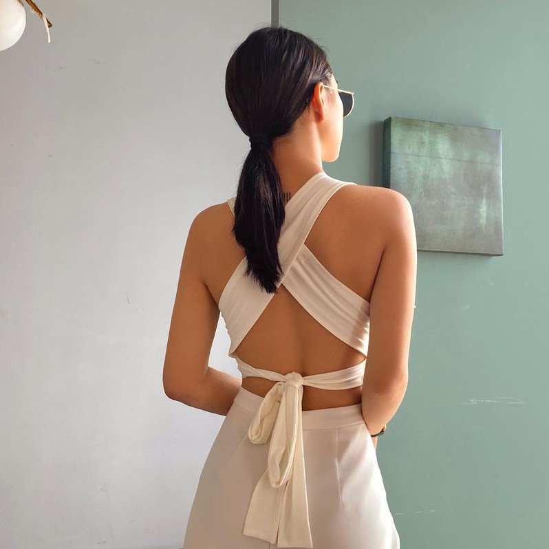 Áo croptop chéo lưng, thắt nơ, cổ tròn, sát nách mang lại vẻ ngoài trẻ trung, năng động, cá tính