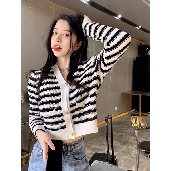 Áo cardigan kẻ trắng đen dáng ngắn