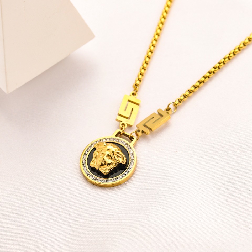 VERSACE Vòng cổ Mặt Chữ V Chất Liệu Thép Titan Thanh Lịch Cho Nữ