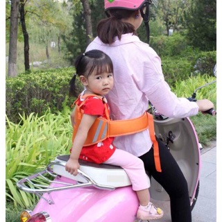 Đai an toàn cho bé ngồi xe máy