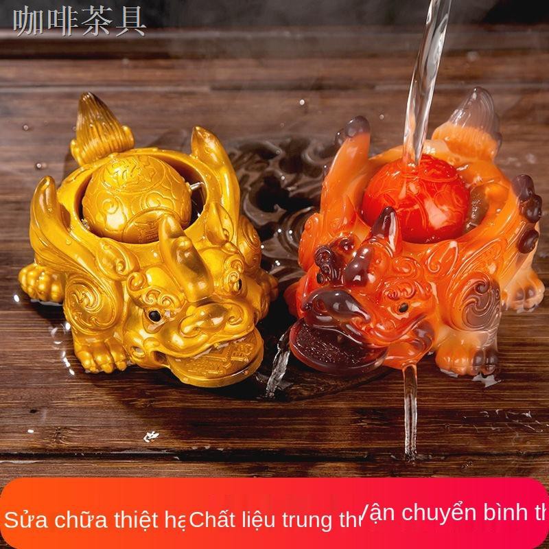 QCửa hàng trang trí thú cưng trà Tianxi có thể nuôi cóc vàng lì xì phun nước dũng bàn khay bộ đổi màu chơi