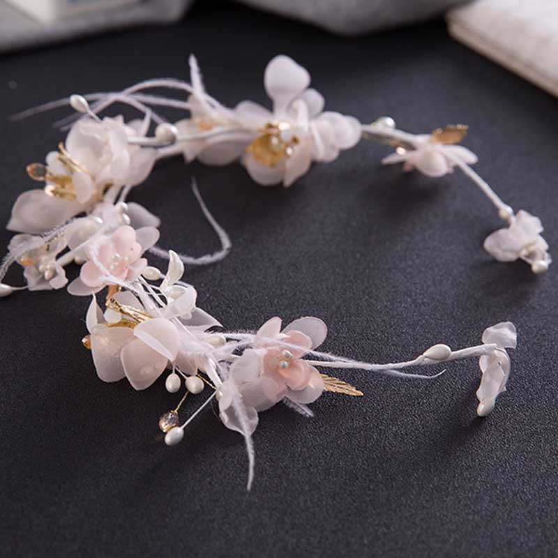 Cài tóc thiết kế phối hoa sang trọng quý phái cho cô dâu