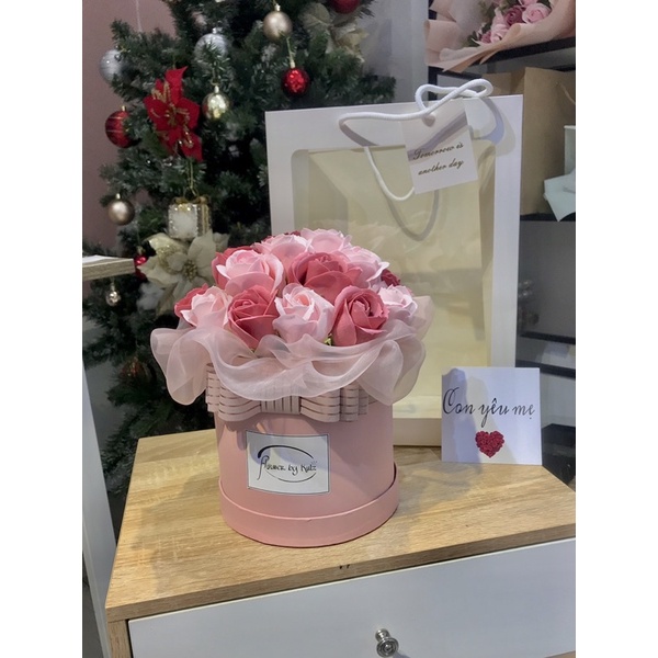 Hộp hoa 8-3 hoa sáp thơm để bàn