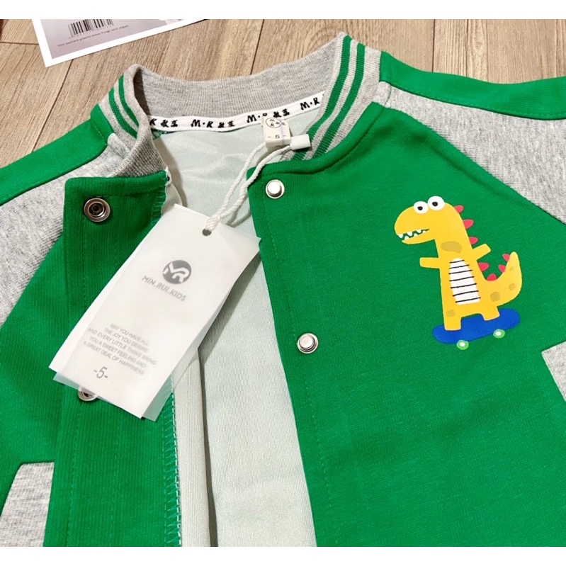 QCCC - Áo khoác bomber kèm túi đeo chéo hình khủng long cho bé trai cực xinh