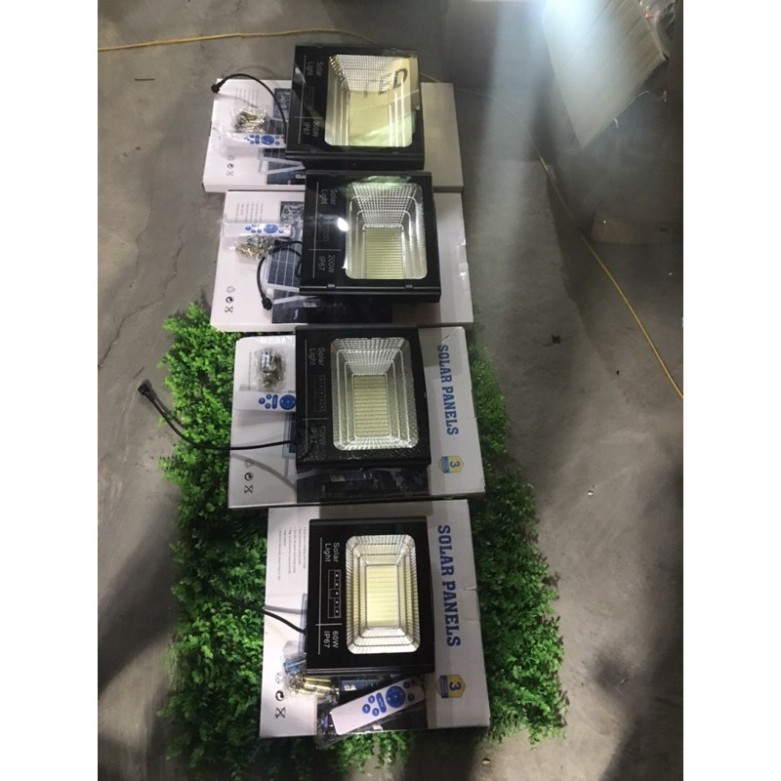 Đèn pha led năng lượng mặt trời 300w 200w 100w 60w hiển thị pin mẫu mới nhất pha nhôm chống nước IP67 có giấy bảo hành