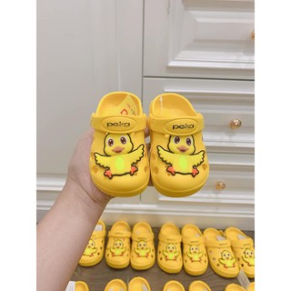 Dép vịt vàng đúc Peka Thái Lan.